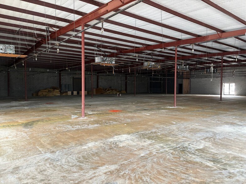 More Photos Of 201 N Pacific St, Conroe Freestanding For Lease