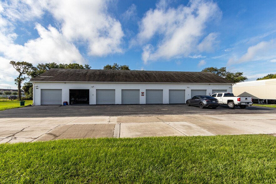 More Photos Of 6901 S 78th St, Riverview Warehouse For Lease