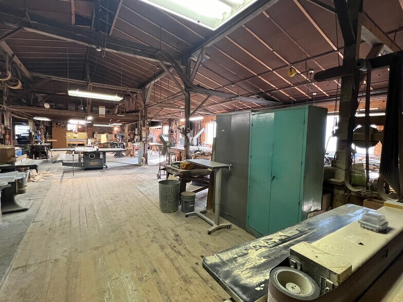 More Photos Of 1110 Dewey St, New Albany Storefront For Sale