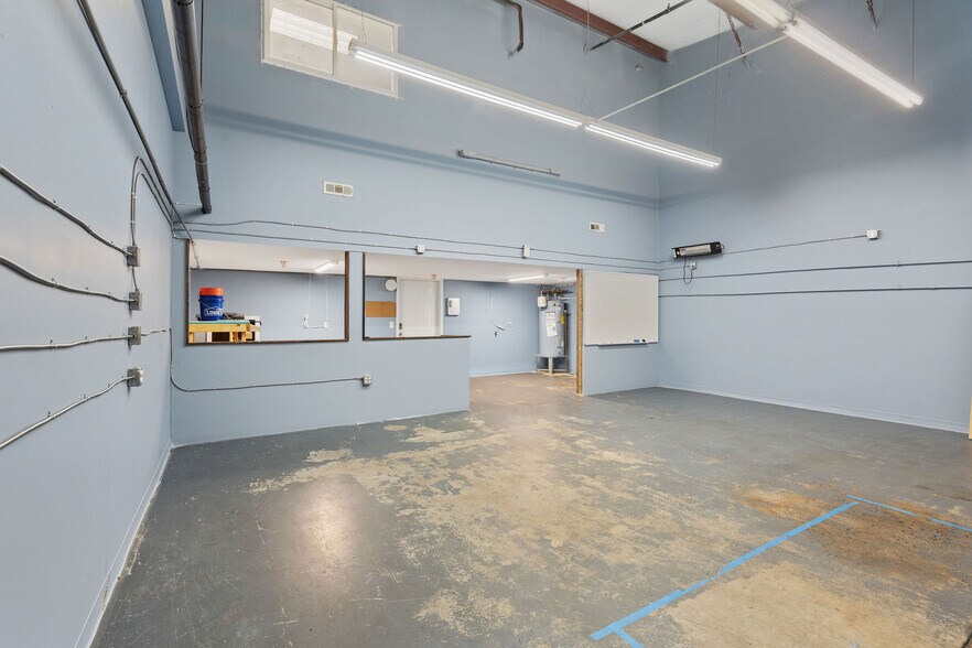 More Photos Of 4922 Port Royal Rd, Spring Hill Showroom For Lease