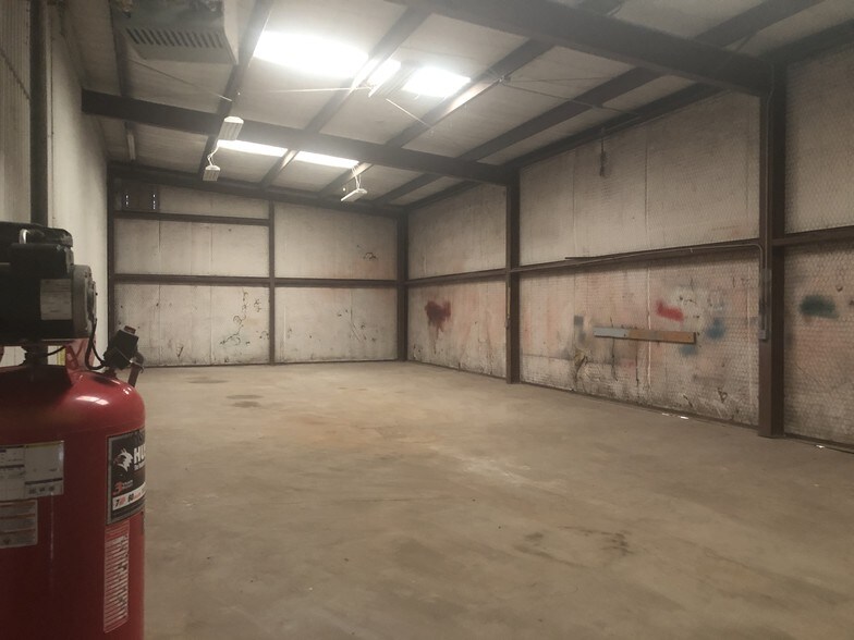 More Photos Of 1400 W Marvin Ave, Waxahachie Warehouse For Sale