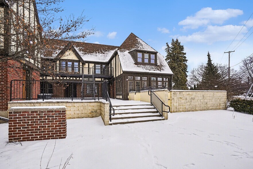 More Photos Of 302 N Trumbull St, Bay City Hotel For Sale