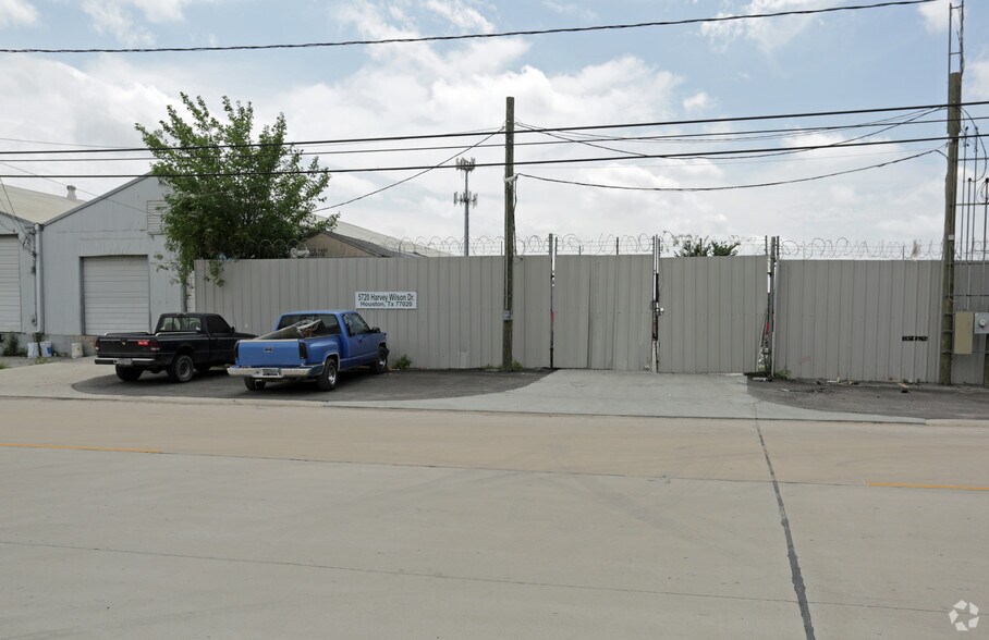 More Photos Of 5720 Harvey Wilson Dr, Houston Warehouse For Lease
