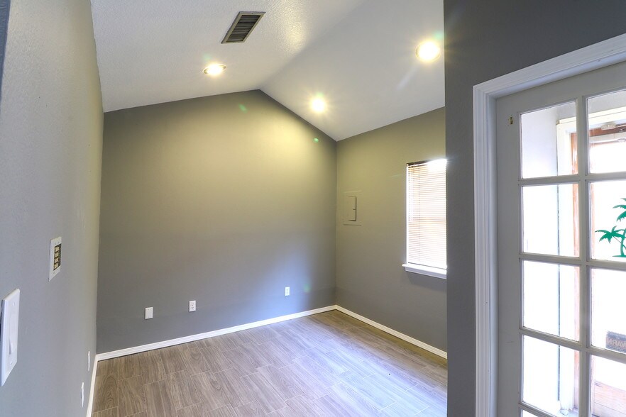 More Photos Of 2000 E Lohman Ave, Las Cruces Office For Lease