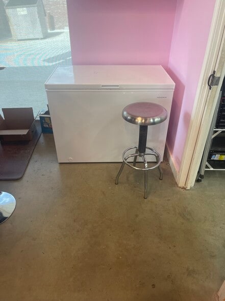 More Photos Of 305 W 27th St, Bryan Storefront For Lease