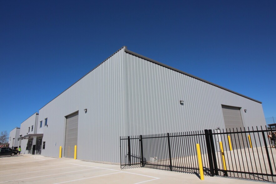 More Photos Of 6702 Theall Rd, Houston Industrial For Sale