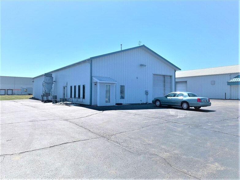 More Photos Of 374, 392-408 Fox Dr, Piqua Warehouse For Lease