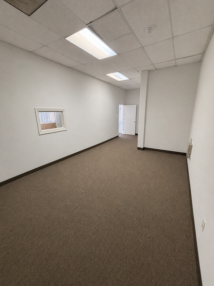 More Photos Of 3208 Mill St, Summerville Showroom For Lease