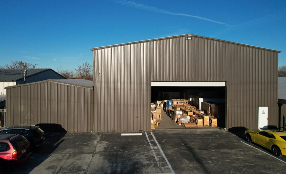 More Photos Of 11110 Bluff Bend Dr, Austin Warehouse For Sale