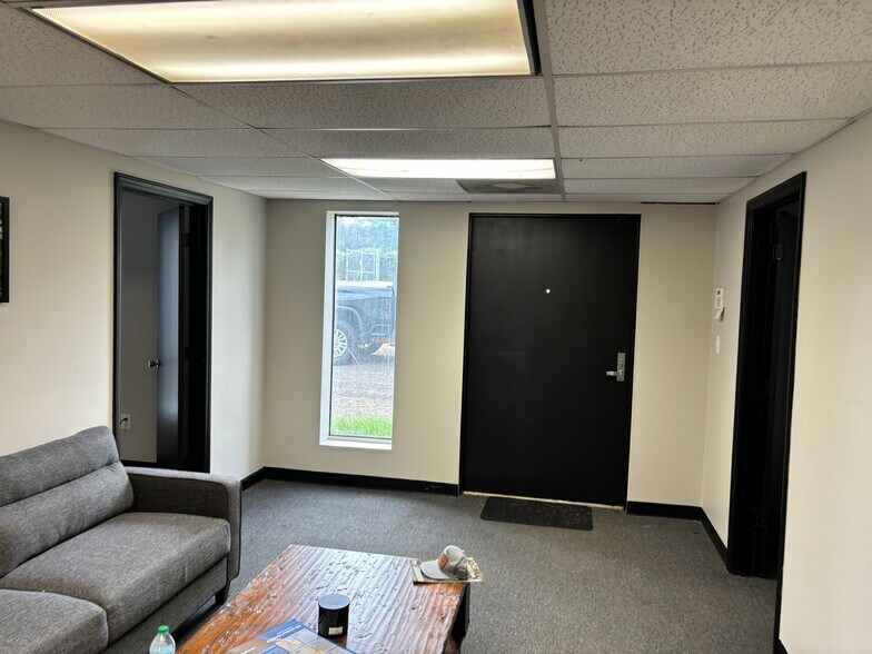 More Photos Of 441 Burton Rd, Lexington Warehouse For Lease
