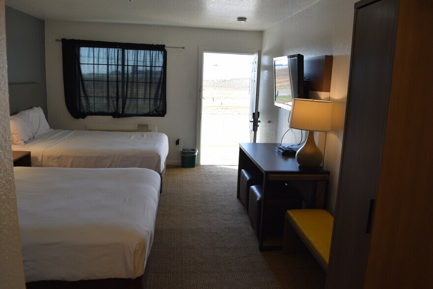 More Photos Of 229 S Interstate 35, Pearsall Hotel For Sale