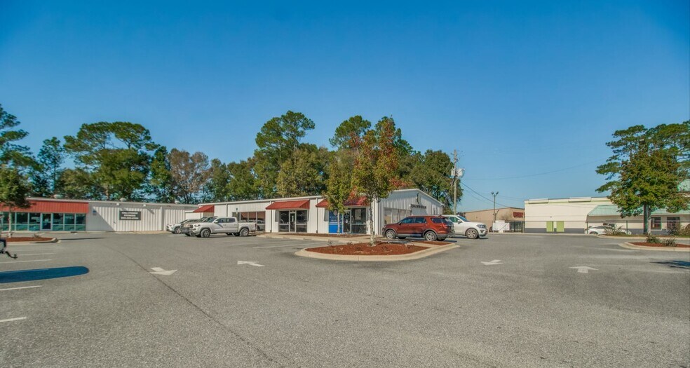 More Photos Of 2500 S Ferdon Blvd, Crestview Storefront For Lease