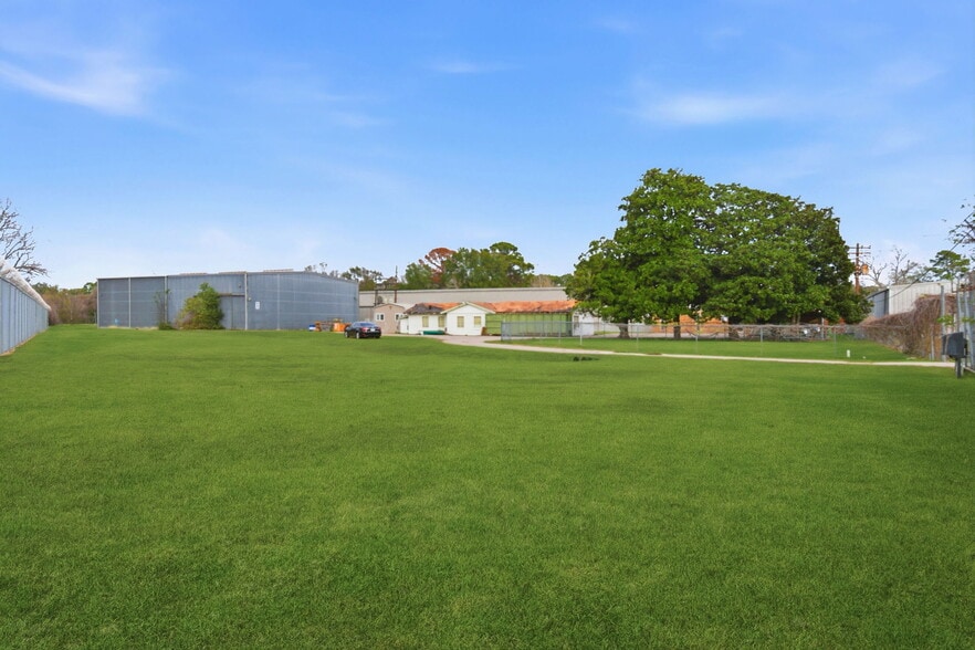 More Photos Of 13025 Fadeway ln, Houston Industrial For Lease