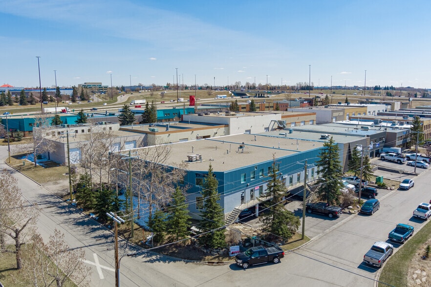 More Photos Of 3-9 Skyline Cres NE, Calgary Warehouse For Lease