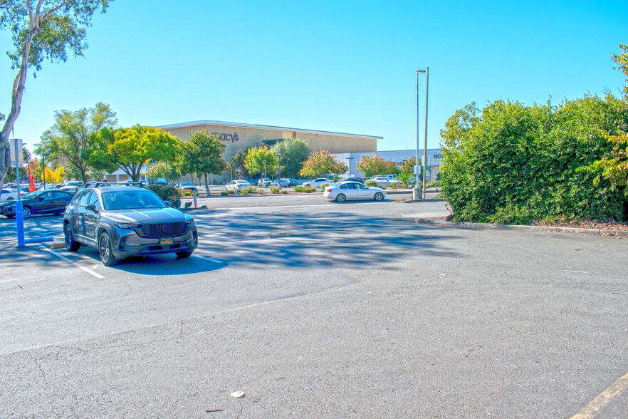 More Photos Of 996 Steele Ln, Santa Rosa General Retail For Lease