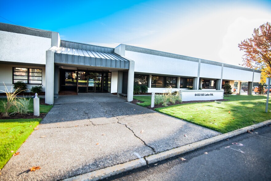 More Photos Of 6433 SE Lake Rd, Portland Office For Sale