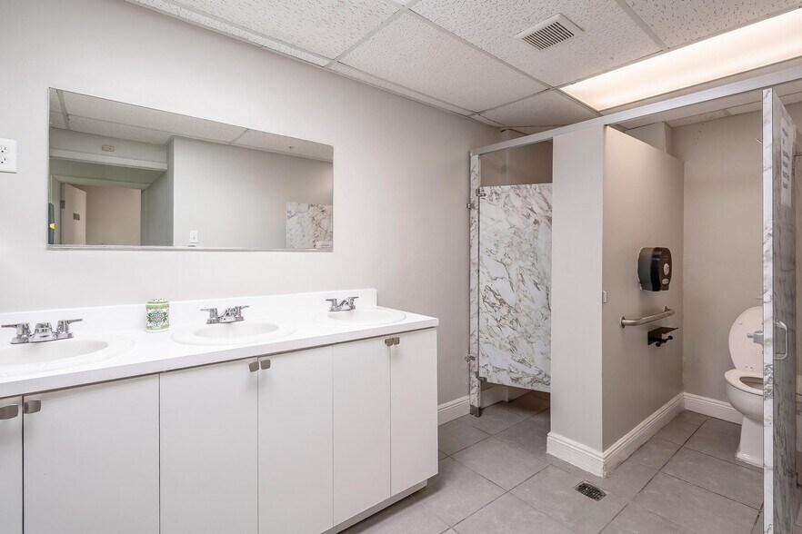 More Photos Of 9665 NW 13th St, Doral Warehouse For Lease