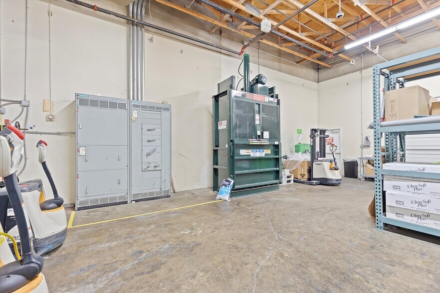 More Photos Of 156 NE 7th St, Newport Supermarket For Sale