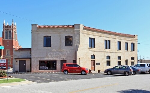 More Photos Of 1138 N Robinson Ave, Oklahoma City Office For Lease