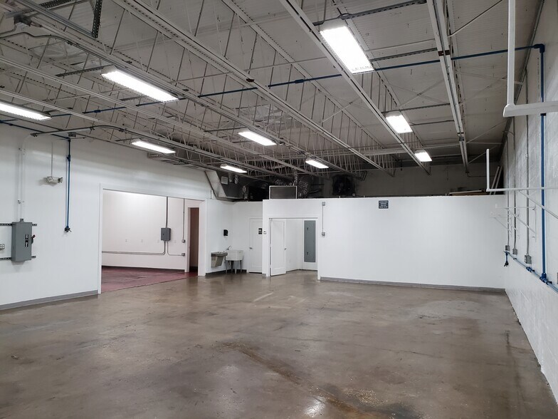 More Photos Of 3059-3061 SE Monroe St, Stuart Warehouse For Lease