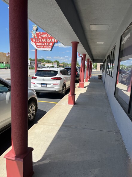 More Photos Of 921-925 E Roosevelt Rd, Wheaton Storefront For Lease
