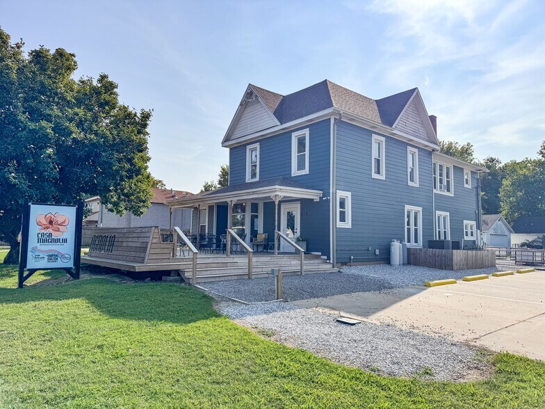 Primary Photo Of 414 S Holcomb St, Springdale General Retail For Sale