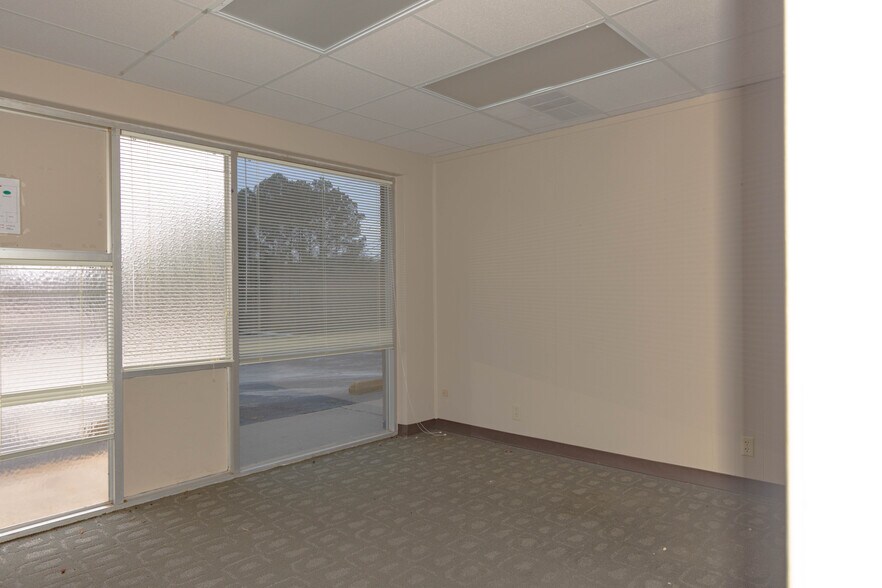 More Photos Of 1401 Applewood Dr, Dalton Medical For Lease