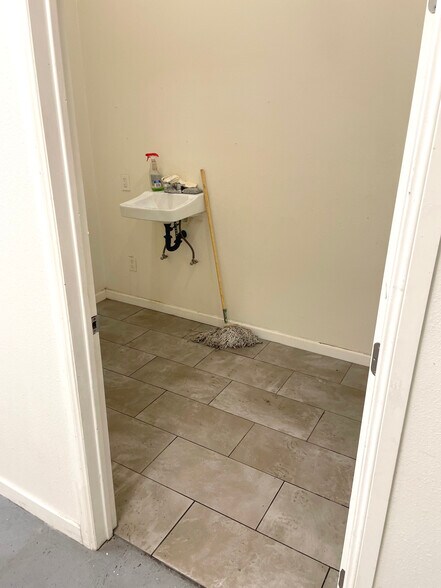 More Photos Of 10209 S Central Ave, Los Angeles Convenience Store For Lease