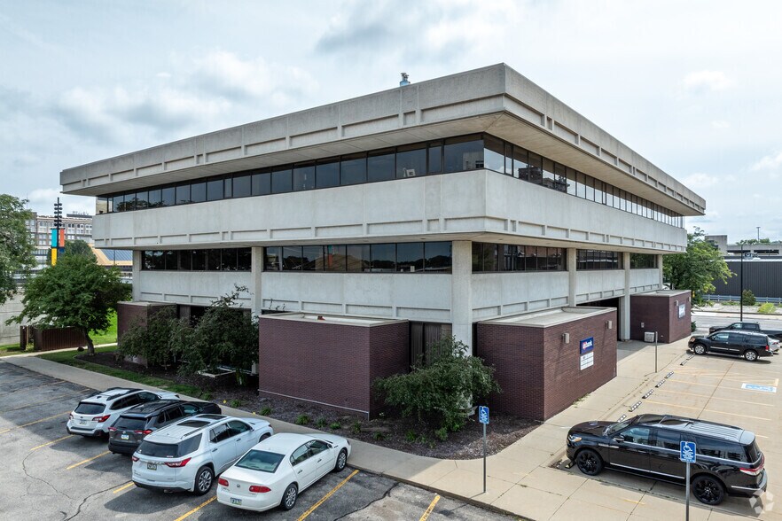 More Photos Of 425 Cedar St, Waterloo Office For Sale