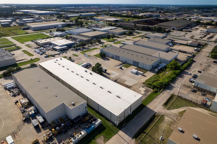 More Photos Of 6546 Petropark Dr, Houston Warehouse For Lease