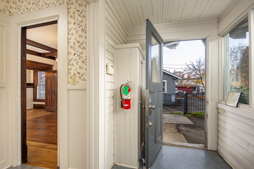 More Photos Of 990 W 7th Ave, Eugene Office For Sale