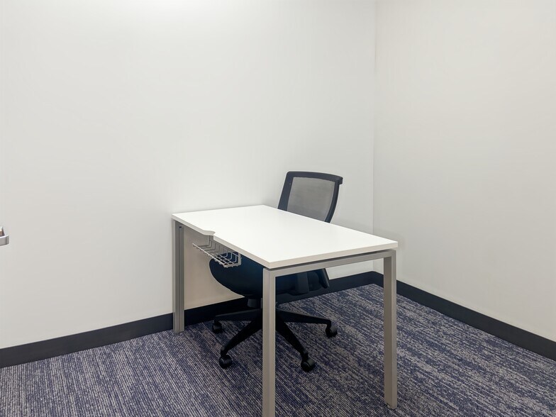 More Photos Of 16100 Cairnway Dr, Houston Coworking Space