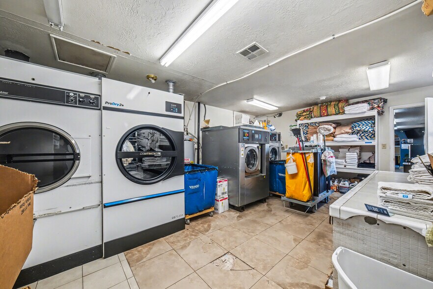 More Photos Of 386 E 300 S, Kanab Hotel For Sale