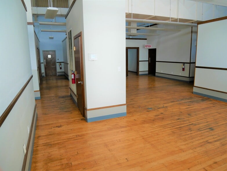 More Photos Of 105 Maple St, Rossville Light Distribution For Sale