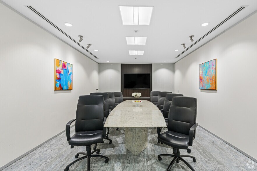 More Photos Of 700 Louisiana St, Houston Coworking Space