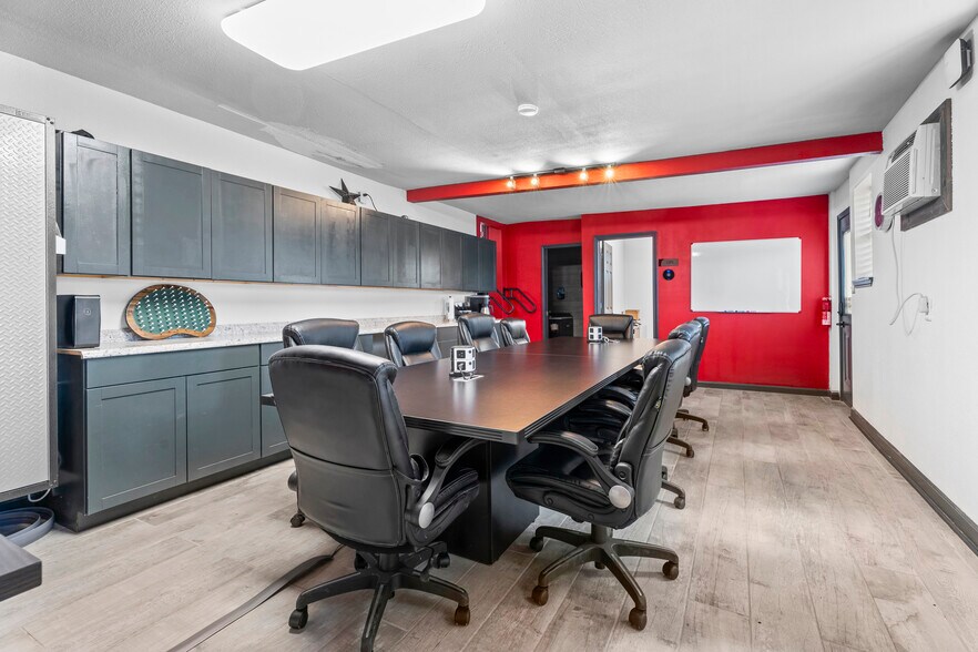 More Photos Of 9902 Franklin Rd, Houston Self Storage For Sale