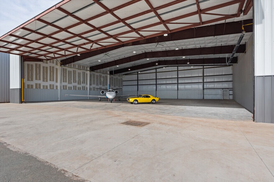 More Photos Of 700 Rod Sullivan Rd, Sanford Airplane Hangar For Lease