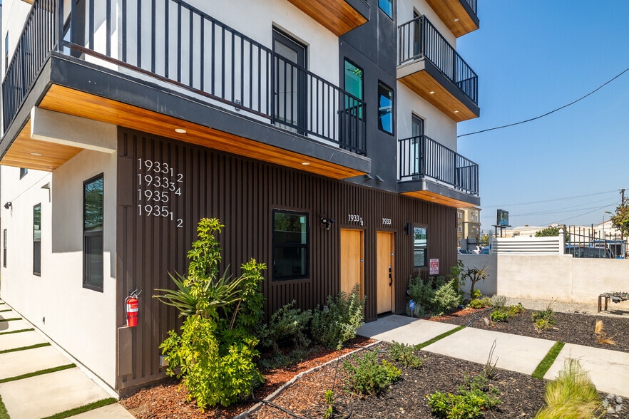 More Photos Of 1933 Magnolia Ave, Los Angeles Apartments For Sale