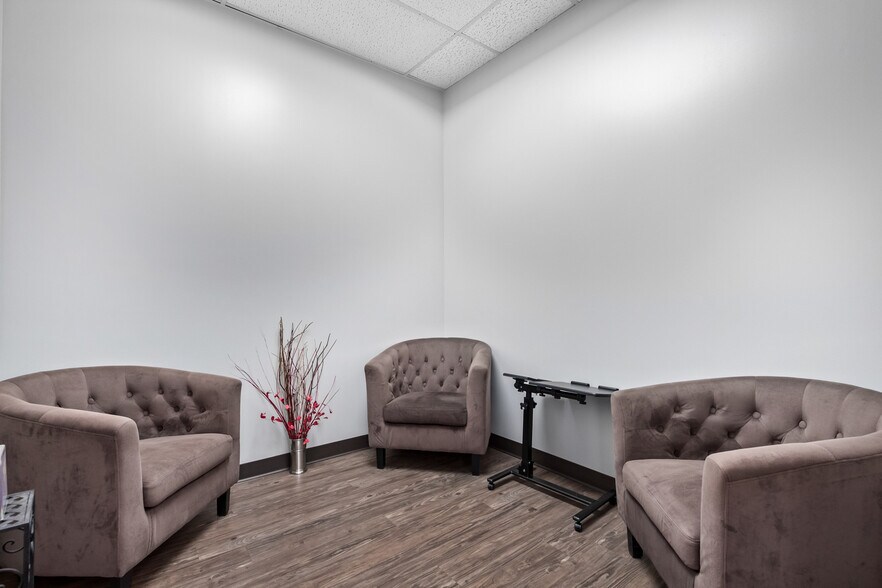 More Photos Of 15600-15650 N Black Canyon Hwy, Phoenix Office For Lease