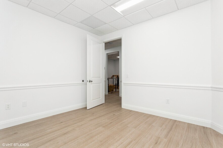 More Photos Of 2520 Tamiami Trl N, Nokomis Medical For Sale
