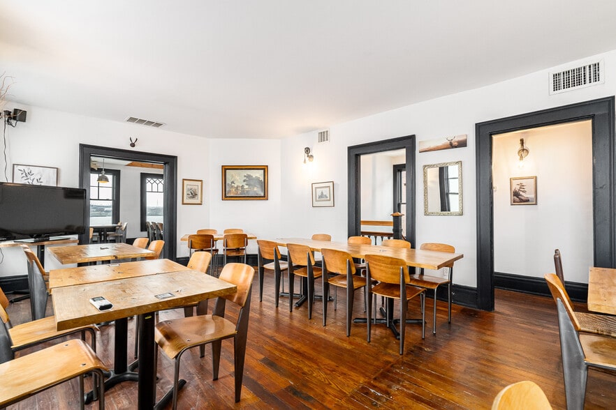 More Photos Of 117 E Riverside Dr, Jeffersonville Restaurant For Lease