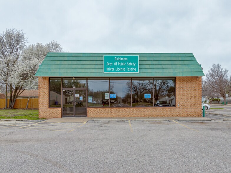 More Photos Of 430 N Berry Rd, Norman General Retail For Lease