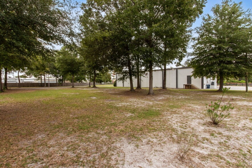 More Photos Of 30 Barber Rd, Macclenny Showroom For Sale