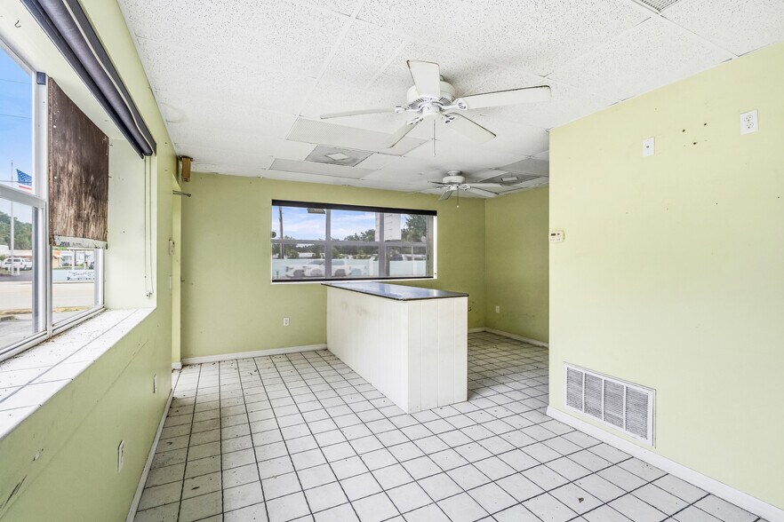 More Photos Of 725 12th St, Vero Beach Auto Repair For Sale