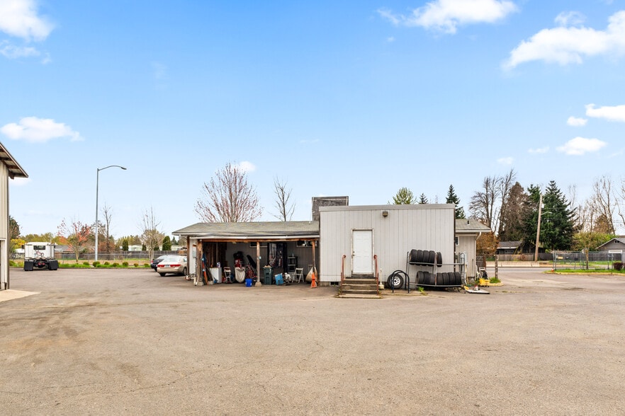 More Photos Of 3894 Roosevelt Blvd, Eugene Industrial For Sale