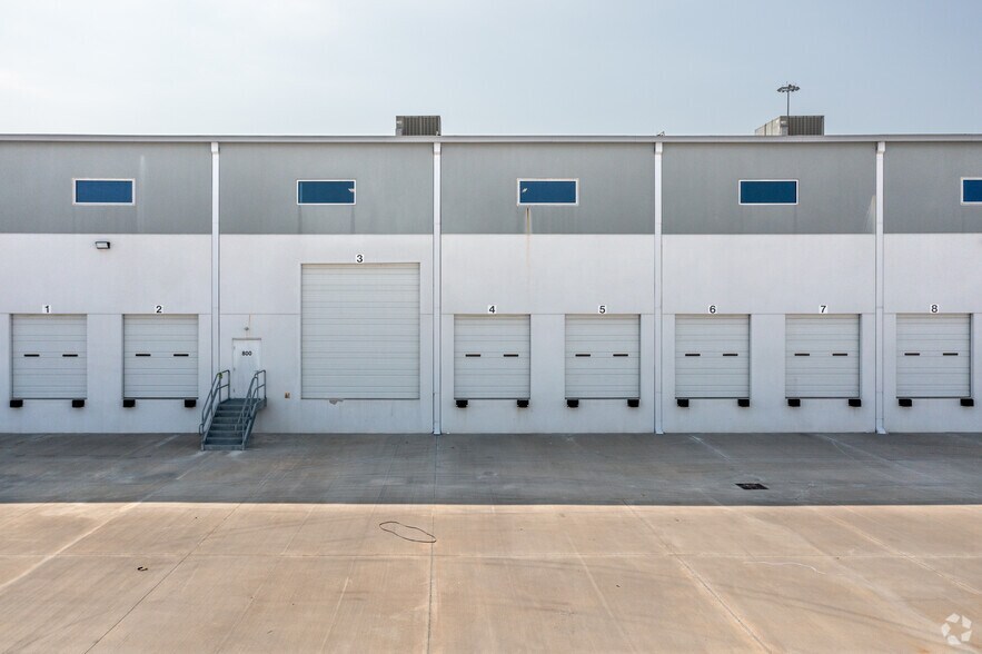 More Photos Of 615 E Sam Houston Pky, Pasadena Distribution For Lease