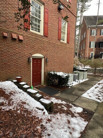 More Photos Of 3580 Habersham At Northlake, Tucker Medical For Sale