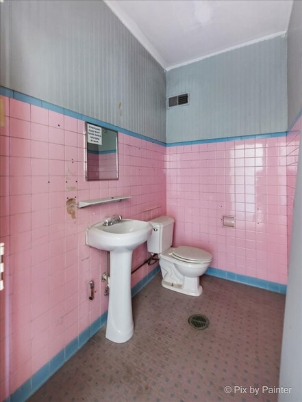 More Photos Of 1126 Larkin Ave, Elgin Service Station For Sale