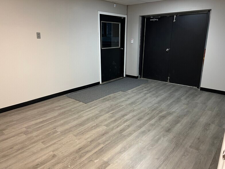 More Photos Of 5905 W US Highway 60, Republic Warehouse For Lease