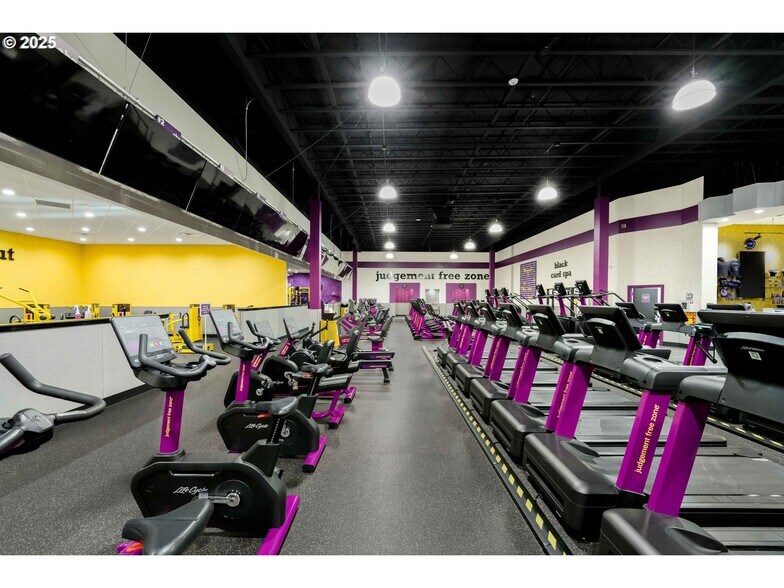 More Photos Of 1236 Teakwood Ave, Coos Bay Health Club For Sale